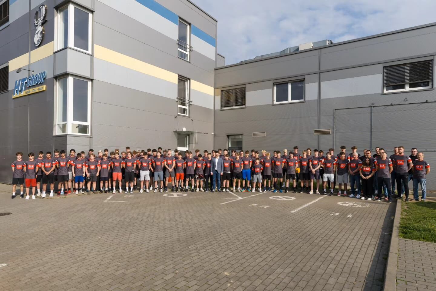 GSA kemp – spoločná fotografia v sivých tričkách